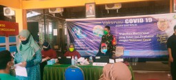 Babinsa 0816/06 Tanggulangin ikut pengamanan giat vaksin di Desa Binaannya