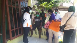 Babinsa Tanggulangin mendampingi Petugas Kesehatan Vaksinasi ODGJ