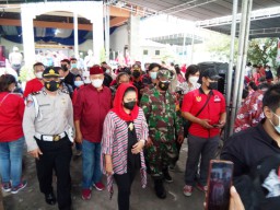 BABINSA PEPELEGI WARU LAKSANAKAN PENGAMANAN VAKSINASI COVID-19 BAGI 1000 WARGA