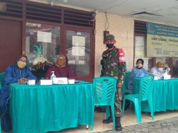 BABINSA KORAMIL 0816/13 MELAKSANAKAN PENDAMPINGAN VAKSINASI