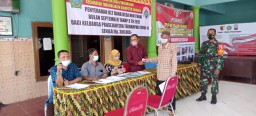 Dampingi Penyaluran BLT-DD Babinsa Penatarsewu Koramil 0816/06 Tanggulangin Himbau Warga Patuhi Prokes