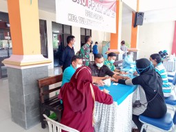 Babinsa Koramil 0816/05 Tulangan Dampingi Pelaksanaan Vaksinasi Covid-19 Di Desa Binaan