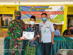 Babinsa dan Babhinkamtibmas Giat Pengamanan dan Pendampingan Pembagian BLT-DD