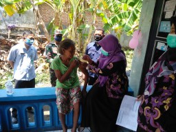 Sinergitas TNI-Polri Dampingi Vaksinasi Covid-19 Warga Kategori ODGJ Desa Kebaron