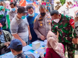 BABINSA KORAMIL 0816/16 WARU AKTIF MELAKSANAKAN PENGAMANAN VAKSINASI COVID-19