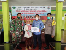 Serka sukardi dan Babhinkamtibmas Giat Pengamanan dan Pendampingan Pembagian BLT-DD