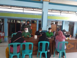 SERKA SATIMIN BABINSA KORAMIL 0816/05-KAWAL KEGIATAN VAKSINASI KEPADA 250 WARGA