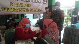 BABINSA KORAMIL 0816/05 TULANGAN MELAKSANAKAN PENGAMANAN DAN PENDAMPINGAN VAKSINASI TAHAP 1 DAN 2