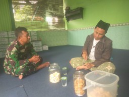 PEJABAT BARU DANRAMIL 0816/03 BUDURAN, BERSILATURAHMI KE PONPES AL-HAMDANIYAH, SEBAGAI PONPES TERTUA DI JATIM
