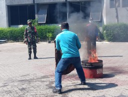 BABINSA 0816/03 MENGHADIRI SIMULASI DAN PELATIHAN PEMADAM KEBAKARAN