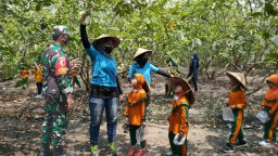 Koramil 0816/05 Tulangan laksanakan Pendampingan Wisata Kebun Jambu di Kebaron