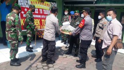 Kejutan oleh Kapolsek Tulangan Beri Ucapan Selamat HUT TNI Ke-76 Di Koramil 0816-05/Tulangan