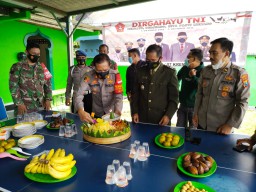 Ramil 0816/07 Krembung HUT TNI ke 76 dirayakan bersama anggota Kepolisian Wil. Kec. Krembung