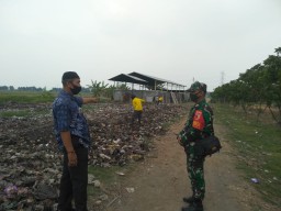 Babinsa 05/Tulangan Bersama Kades Kebaron kunjungi Pemanfaatan Sampah