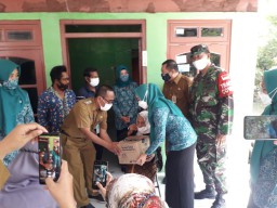 Babinsa Desa Kajeksan Monitoring Pengamanan Pendistribusian 50 Paket Sembako