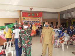 BERIKAN RASA AMAN, BABINSA DESA KEPUHKEMIRI DAMPINGI WARGA LAKSANAKAN VAKSINASI MODERNA