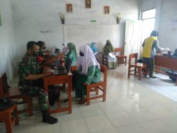 Babinsa Koramil 0816/05 Tergabung Tim Vaksinasi Santri Di Ponpes Darul Mubarok Desa Jabon