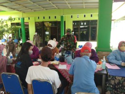 BABINSA 0816/03 BUDURAN SERTU SUTRISNO MELAKSANAKAN PENDAMPINGAN VAKSIN LANSIA