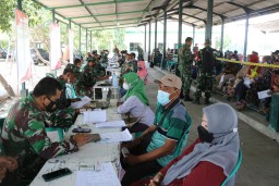 Kodim 0816 Sidoarjo Salurkan Dana BTPKLW-TNI kepada PKL/Warung