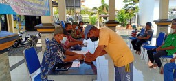 Babinsa Ramil 13/Wonoayu dampingi giat pembagian BLT DD di wilayah Wonoayu