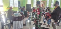 Babinsa Ramil 09/Krian mendampingi pelaksanakan 1000 vaksinasi Covid-19 pada warga Desa Sedengan Mijen Krian
