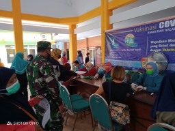 Babinsa Koramil 06/Tanggulangin dampingi vaksinasi untuk lansia dan warga 12 Tahun ke atas
