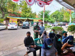 Penuh Rasa Ikhlas dan semangat, Serma Muhlis dampingi warganya untuk vaksin