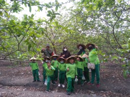 Babinsa Koramil 0816/05 Tulangan dampingi Siswa-Siswi Paud Cahaya School Ds Kebaron Penyuluhan Menanam dan Merawat Jambu Biji
