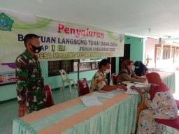 Babinsa Koramil 0816/05 Tulangan Dampingi Penyaluran BLT-DD Tahap 2