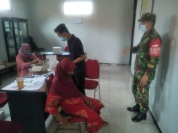 Serma Sri Irmawanto Laksanakan Pendampingan Kegiatan Vaksin di Desa Keper