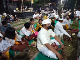 Serka I Nengah Medal Beserta Keluarga Laksanakan Kegiatan Persembahyangan Hari Raya Galungan