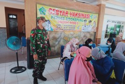 BABINSA 0816/03 BUDURAN MENDAMPINGI GEBYAR 1000 VAKSIN DI DESA SIDOKEPUNG