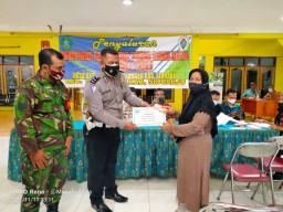 Babinsa Ramil 05/Tulangan dan Babinkamtibmas aktif warga dampingi giat pembagian BLT DD