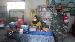 Babinsa Ramil 09/Krian pantau pelaksanaan vaksinasi pada warga Ds. Keboharan
