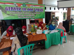 Babinsa Ramil 09/Krian dampingi Pelaksanaan Vaksinasi Covid-19 di Desa Terung Kulon Krian
