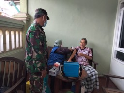 Sukseskan Program Pemerintah, Kodim 0816/Sidoarjo adakan door to door vaksinasi pada Lansia
