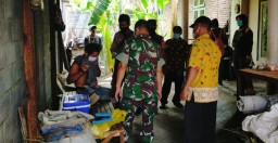 Lakukan Vaksinasi Door to Door Babinsa Gangang panjang Dampingi Vaksinasi Di Rumah Warga