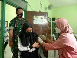Serka Dwi Adianto Laksanakan Pendampingan Kegiatan Vaksin kpd lansia di Desa Jenggot