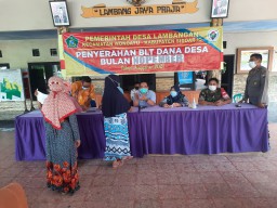Dampingi Pembagian BLT DD, Babinsa Koramil 0816/13 Wonoayu Pastikan Warganya Merasa Aman Dan Nyaman