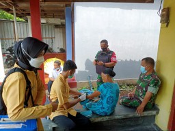 Anggota Ramil 0816/07 Krembung Laksanakan Pendampingan Kegiatan Vaksin Lansia di 2 Desa Kec. Krembung