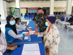 BABINSA KOPTU SUWAJI PENDAMPINGAN PENYERAHAN BLT DD DESA JATIKALANG