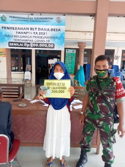 BABINSA KORAMIL 0816/09 KRIAN DAMPINGI PEMBAGIAN BLT DD DS KATERUNGAN