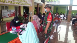 Peltu Lukman Nurhakim Babinsa Koramil 0816/05 Tulangan Laksanakan Pendampingan Vaksinasi Usia 12 Tahun Keatas dan Lansia Di Wilayah Binaan