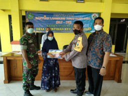 Serma Andi. P Babinsa Koramil 0816/05 Tulangan Giat Pengamanan dan Pendampingan Pembagian BLT-DD
