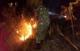 Sigap Babinsa Koramil 05/Tulangan Bantu Padamkan Kebakaran warkop