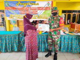 Serma Edi Babinsa Koramil 0816/05 Tulangan Giat Pengamanan dan Pendampingan Pembagian BLT-DD Tahap Terakhir Ditahun 2021