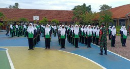 Babinsa Koramil 0816/06 Tanggulangin, Tanamkan Materi Wasbang Kepada Siswa-siswi SMPN 1 Tanggulangin
