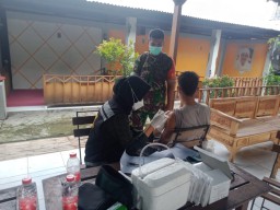 Babinsa Koramil 05/Tulangan kawal giat vaksin Covid-19 bertempat di warung wong luwung Kepatihan