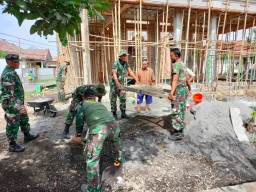 Anggota Ramil 0816/07 Krembung melaksanakan Karya Bhakti di Desa Mojoruntut