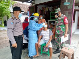 Babinsa Desa Wangkal Bersama Team Puskesmas melaksanakan Treacer Gabungan.